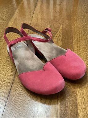 Woman’s Dansko Rowan in red. Size 39. Hook and loop closure. Barely worn! Cute!